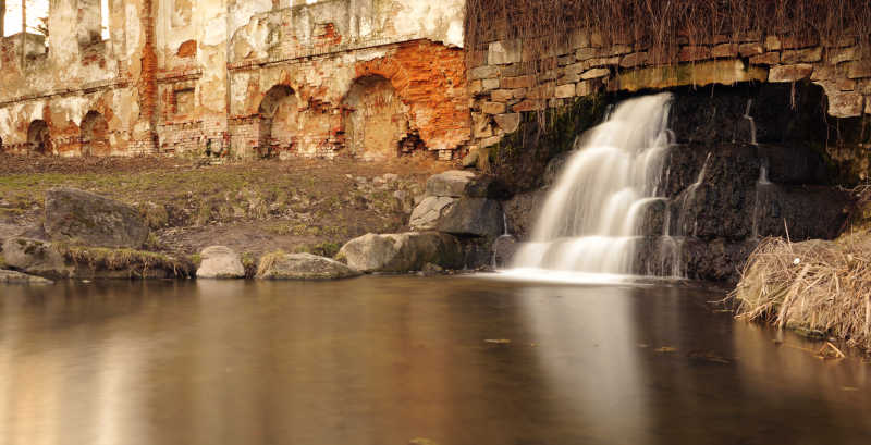 在乌克兰的奥利桑德里亚公园里的自然瀑布