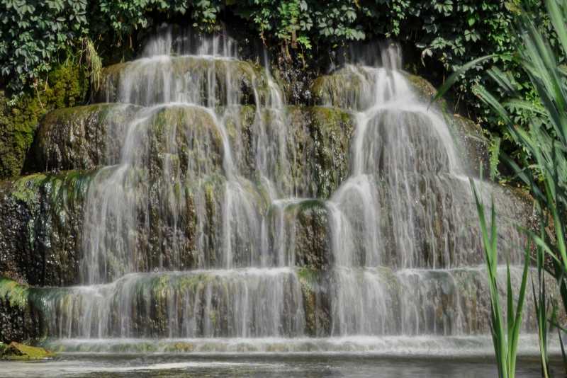 自然森林里的快速流动的比拉·塔塞尔瓦瀑布