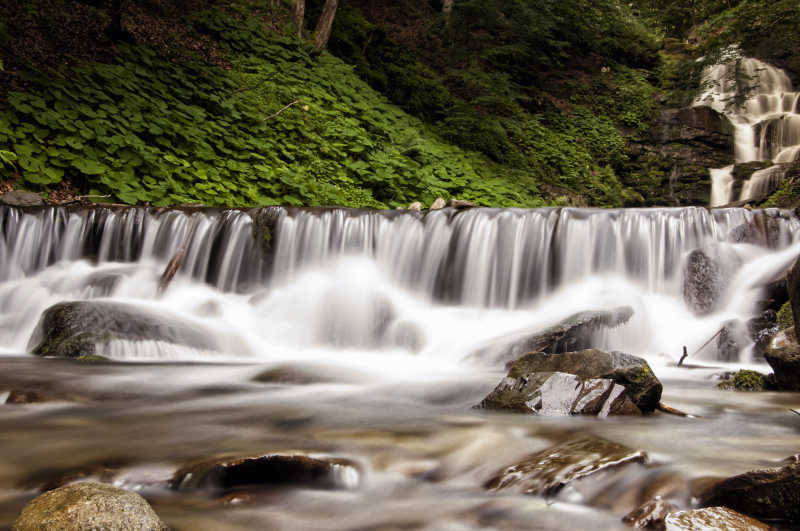 清洁美丽的绿色森林里的瀑布河瀑布