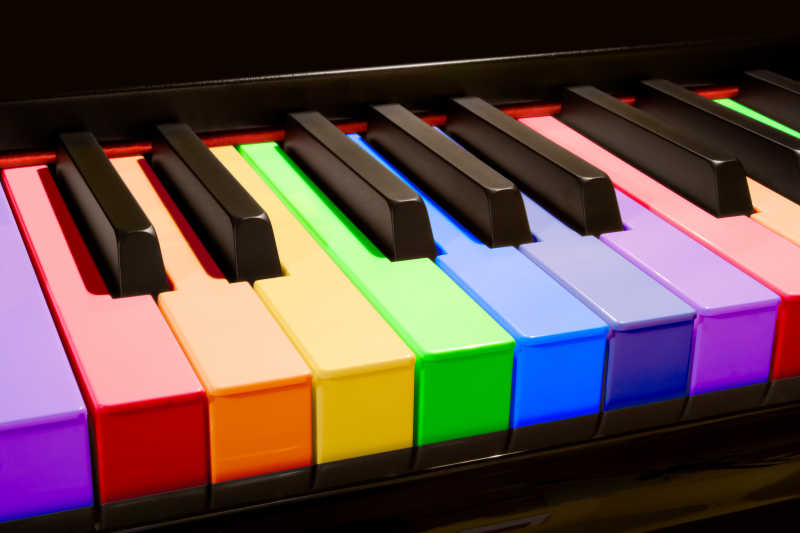 色彩的钢琴按键