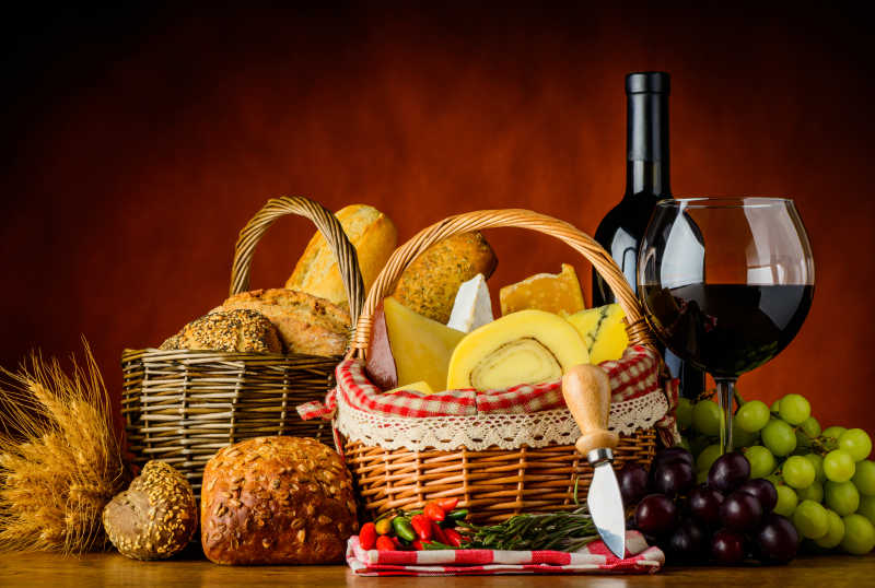 瓶装红酒和篮子里的面包