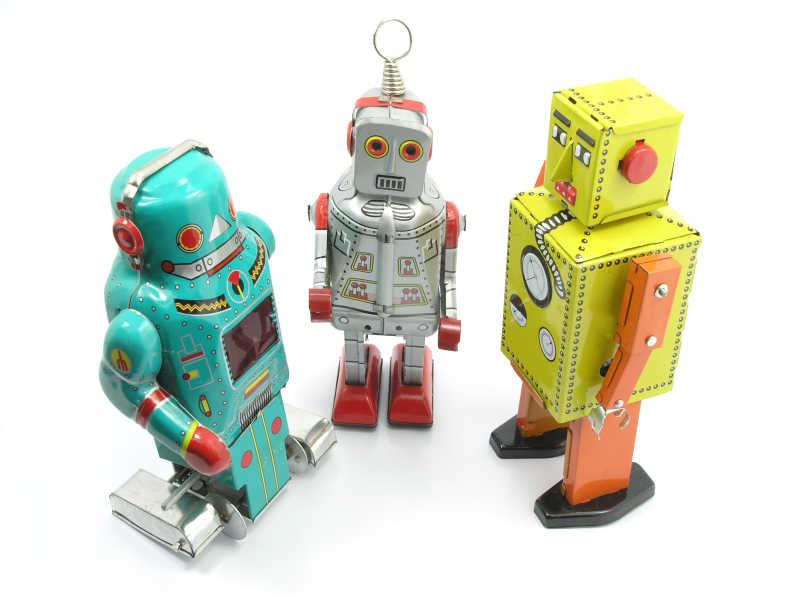 白色背景下三个机器人玩具