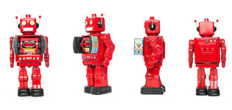 白色背景下四个红色机器人玩具