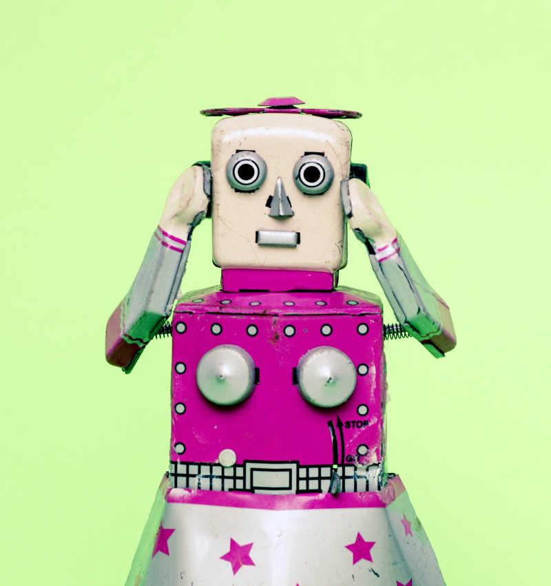 绿色背景下的女机器人玩具