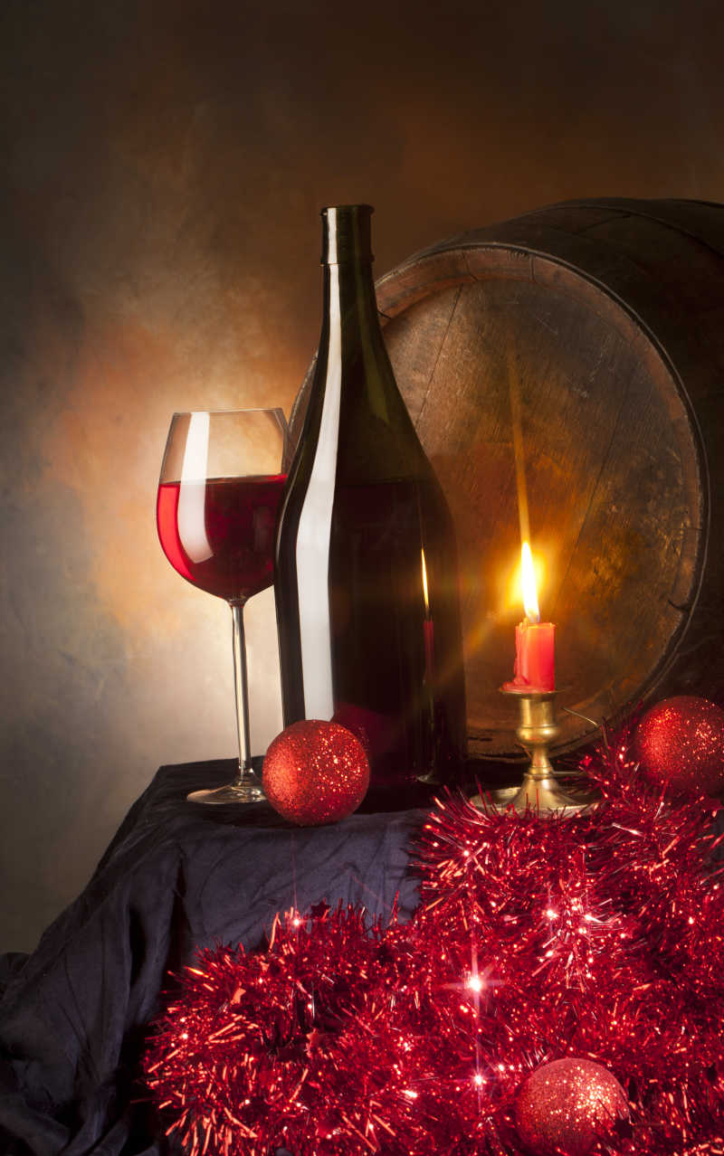 红葡萄酒和蜡烛背景