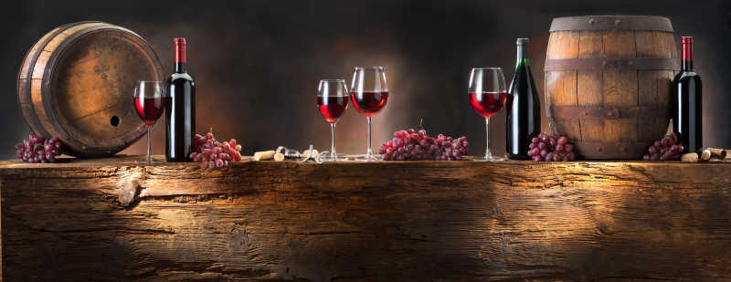 古朴木桌上的葡萄酒
