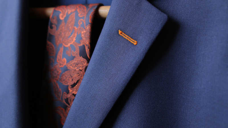 精美的蓝色西装和领带