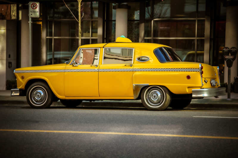 停在大街上的黄色老式出租车