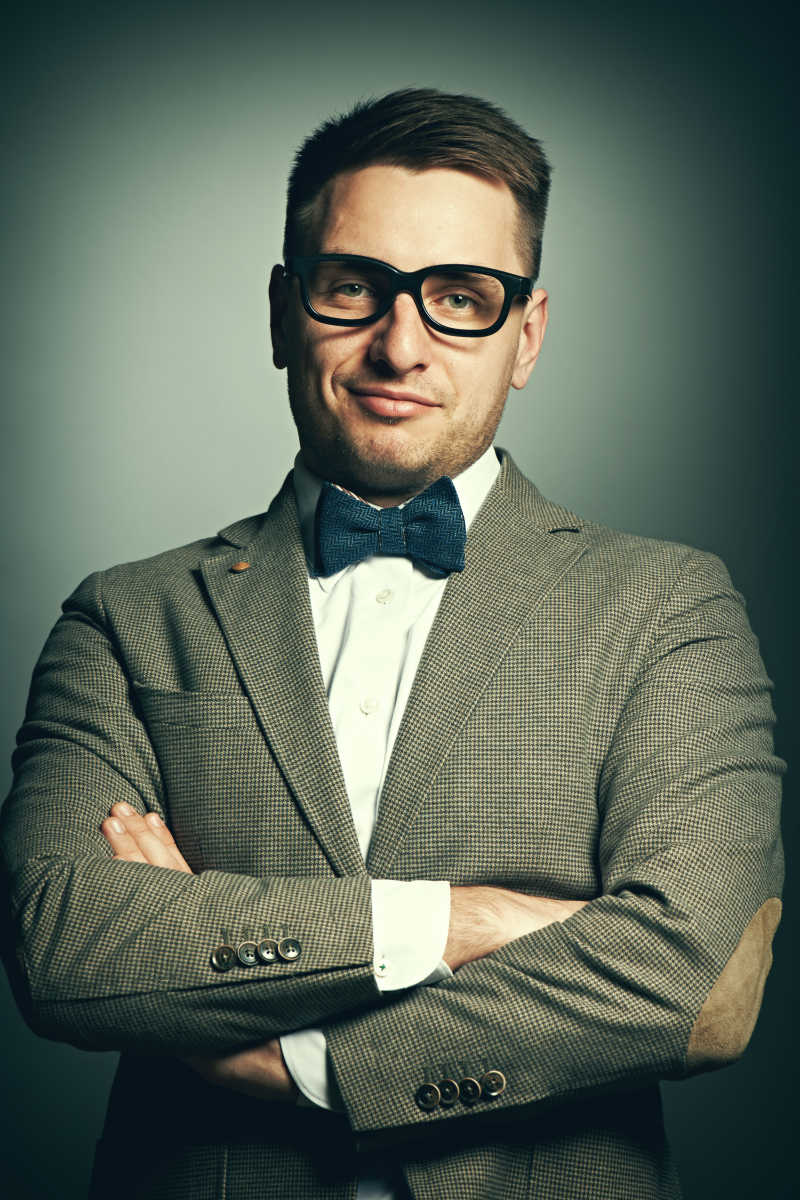 穿西装领结的戴眼镜的帅气男人