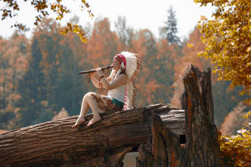 演奏长笛的印第安女孩