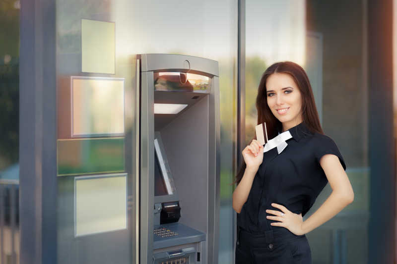 ATM机取钱的美女