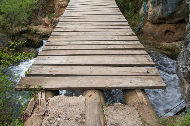 小河上的木桥