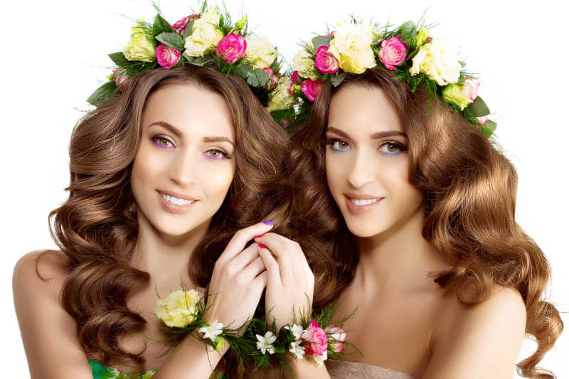 两个年轻女孩戴着美丽的花环手镯