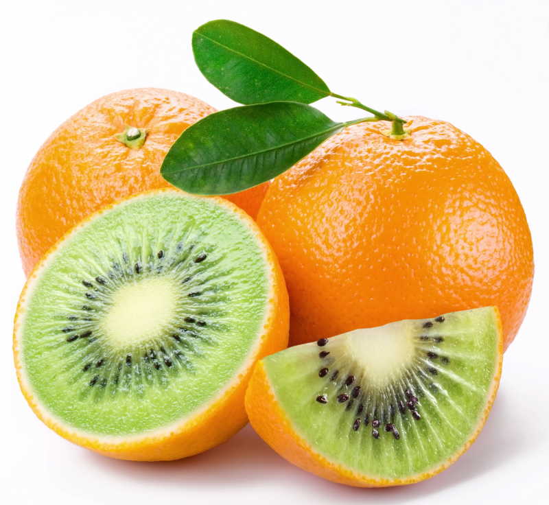 白色背景上橙子外表猕猴桃内部的基因产品