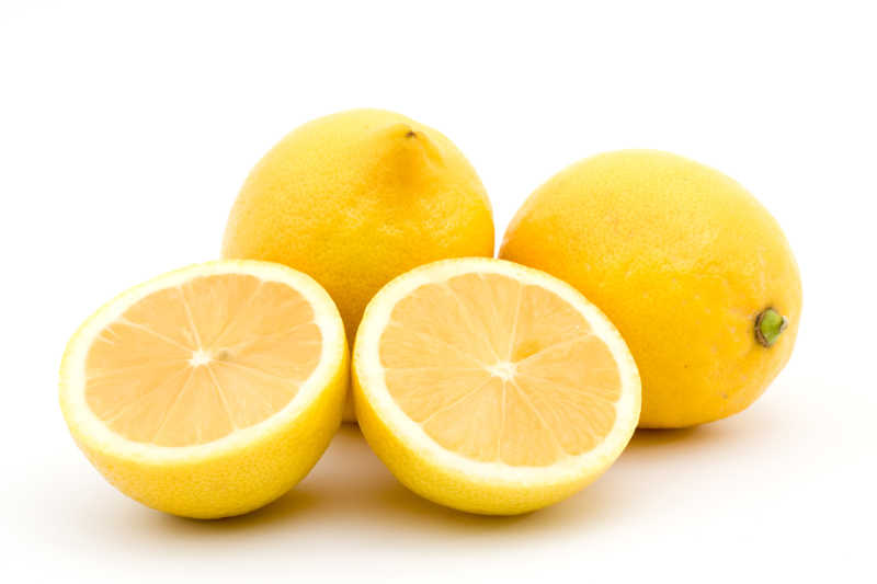 白色背景上的新鲜切开的柠檬