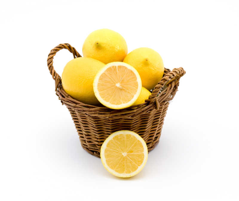 白色背景放在篮子里的新鲜柠檬