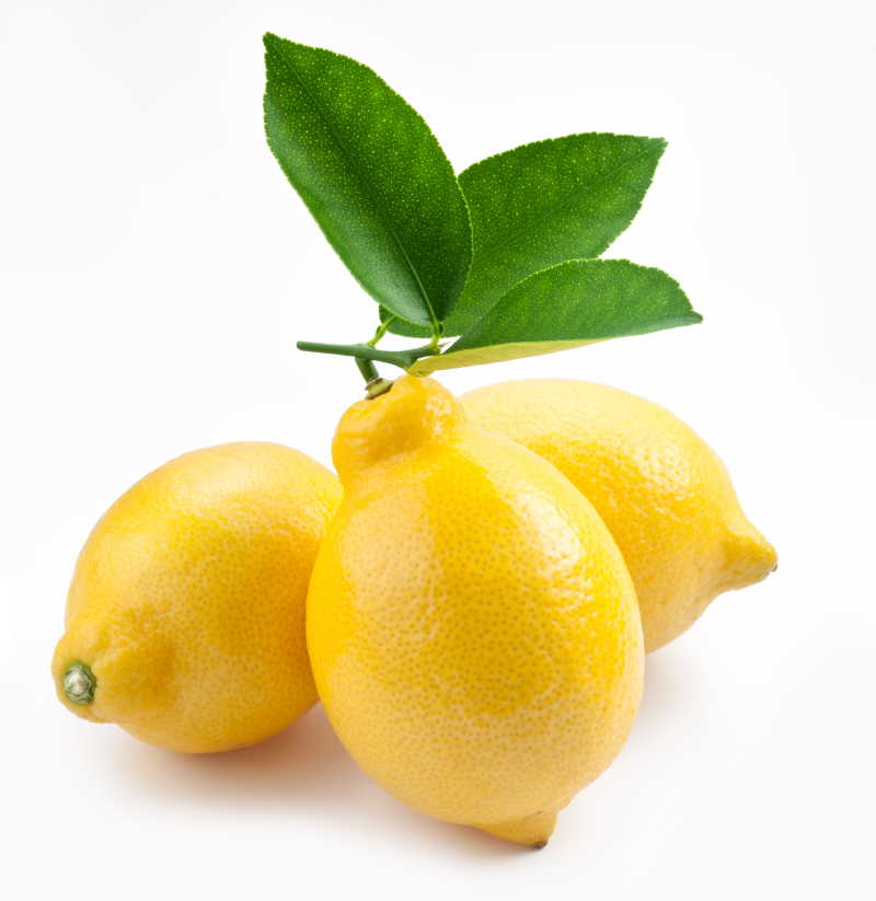 白色背景上的高品质的新鲜柠檬
