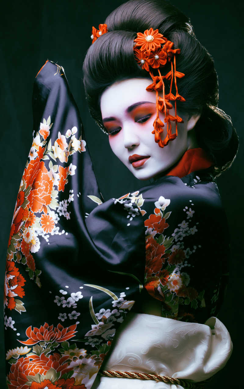 穿着传统服饰的日本艺伎