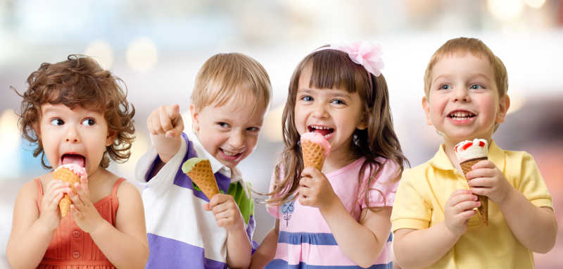 吃着冰淇淋的快乐的四个孩子