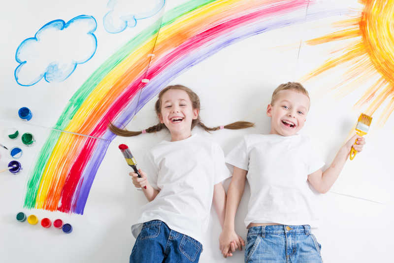 画水彩画的快乐的两个孩子