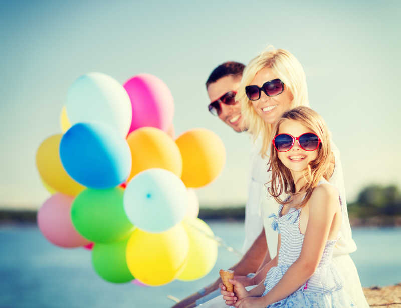 快乐的一家人手拿彩色气球合影