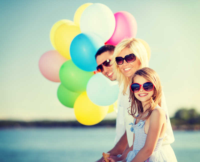 欢乐度假中的家庭和五颜六色的气球