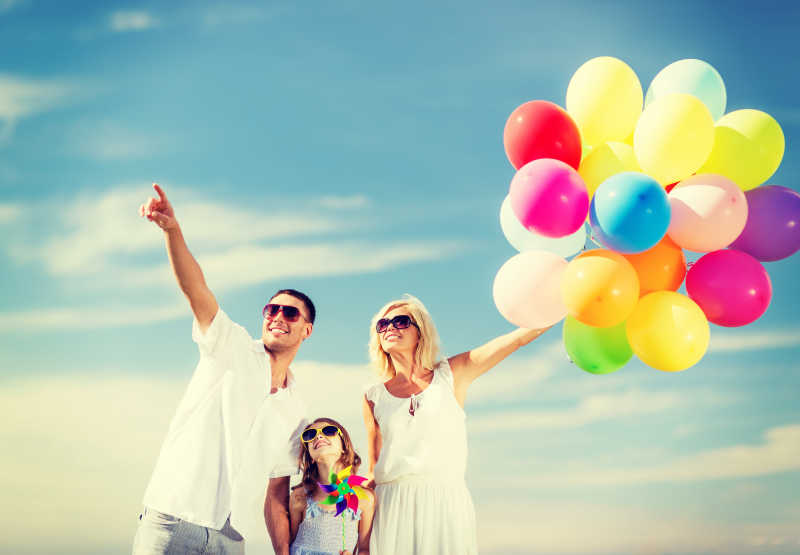 快乐的家庭与五颜六色的气球合影