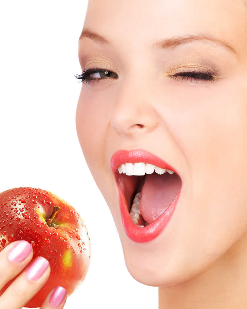 准备吃苹果的美女有一口健康的牙齿