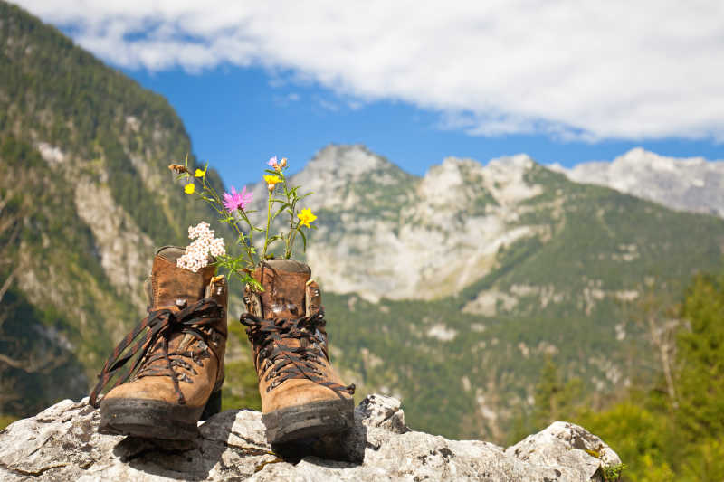 山顶的一双登山鞋