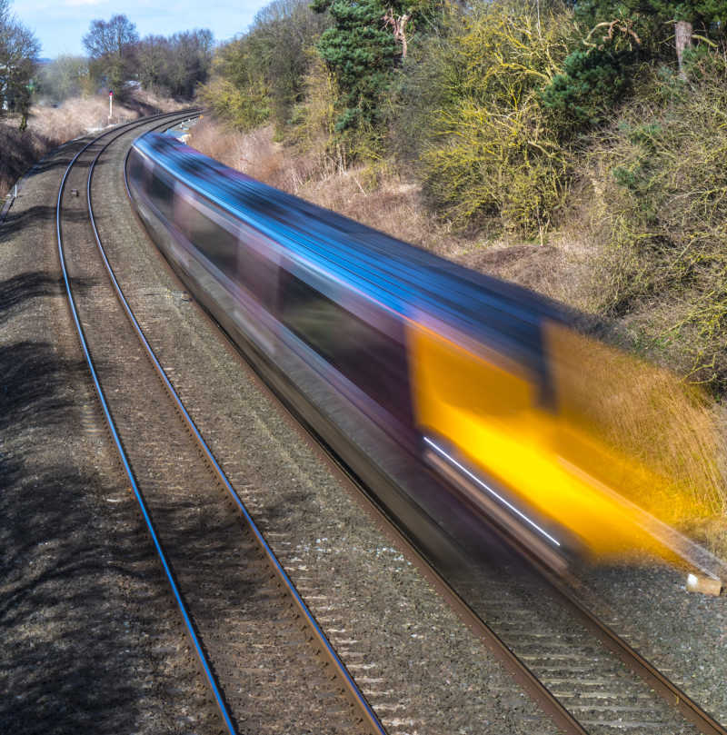 运动模糊的英国乡村高速列车