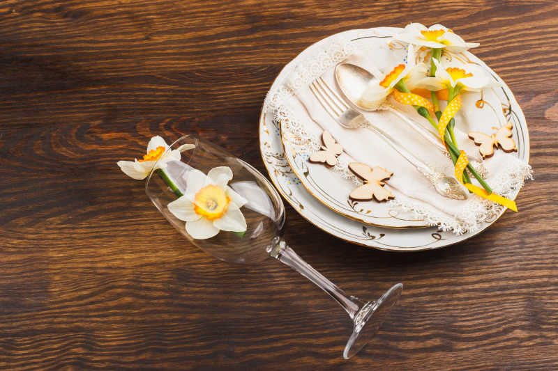 木制背景的装饰花式餐具