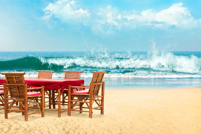 热带海滩上的竹桌椅