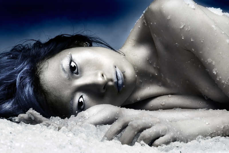 躺在冰雪上的美女