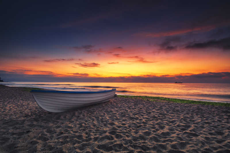 日落时海滩上的船