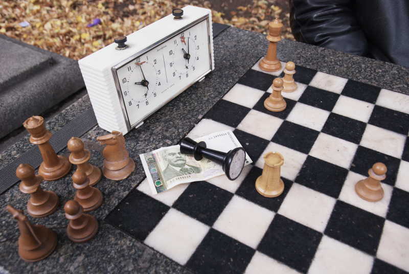 公园里下棋的人