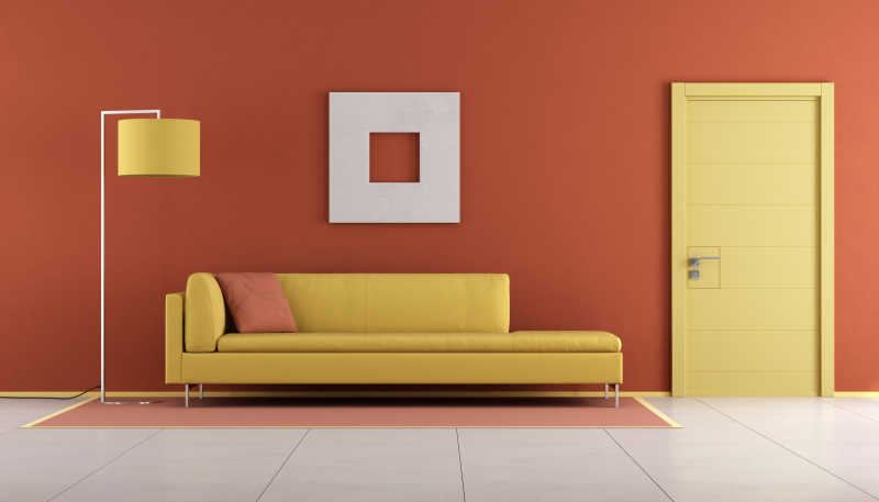 黄色和橙色客厅与现代沙发和闭门