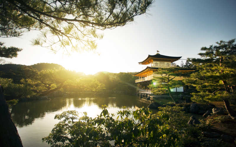 阳光照耀下的日本金阁寺