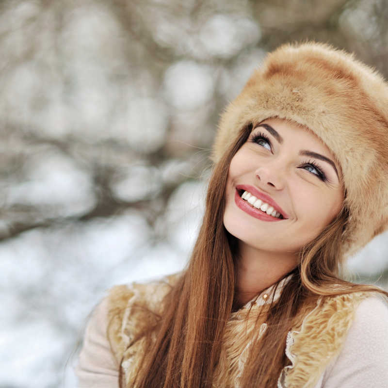 冬季戴帽子的微笑的女子