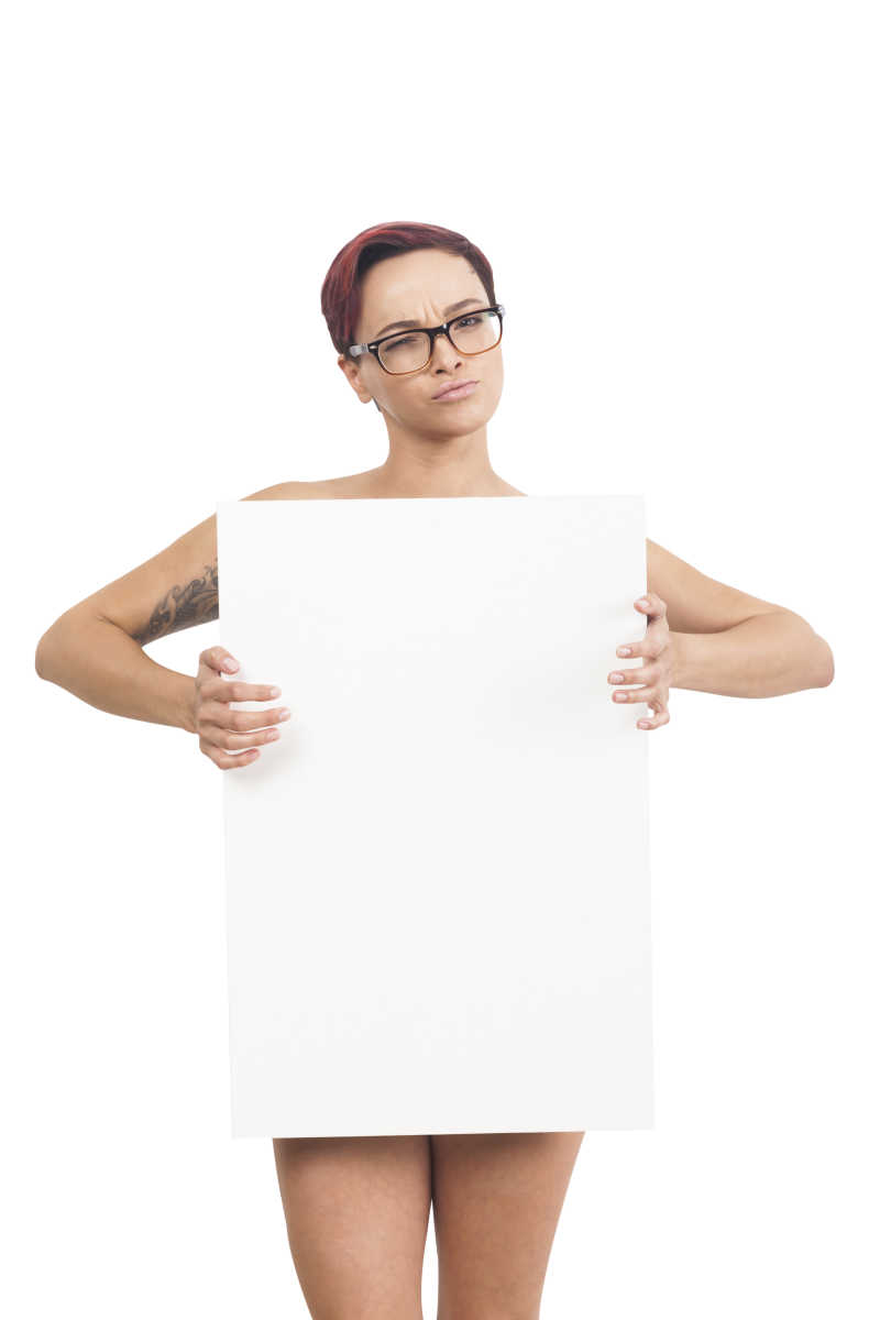 赤裸的女孩手里拿着一个空白广告栏