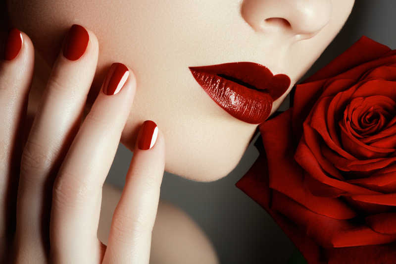 深红色调的嘴唇玫瑰的指甲