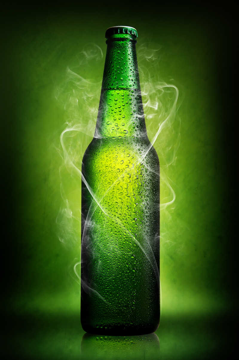 绿色背景下的绿色啤酒瓶
