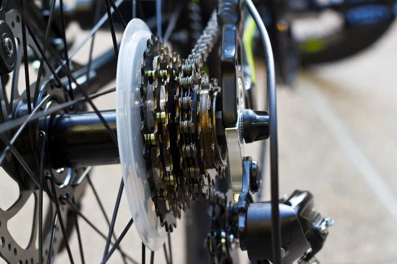 清晰的自行车的齿轮和后轮
