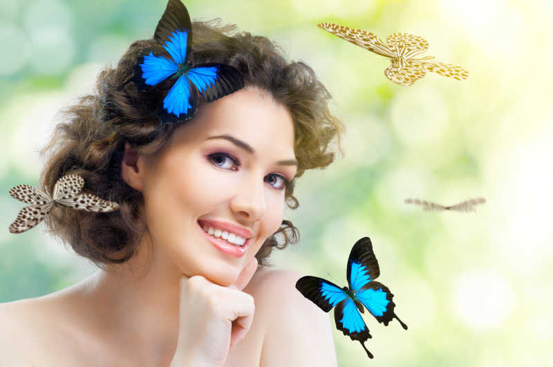 自然背景的短发美女和空中飞舞的蝴蝶