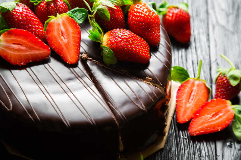 草莓装饰的美味巧克力蛋糕