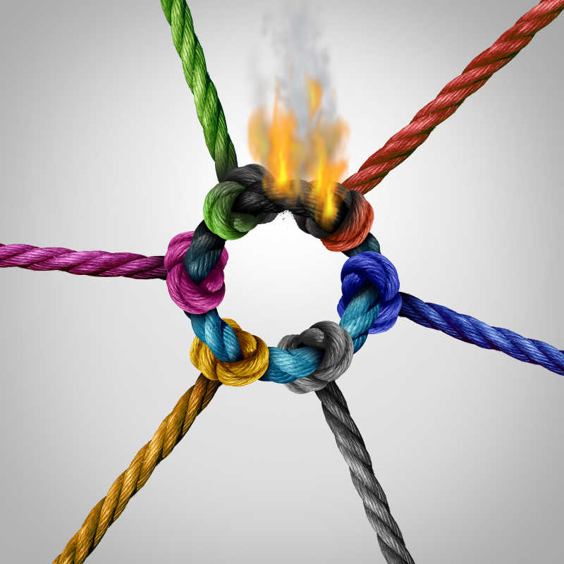 被火烧的彩色的相互打结的绳索