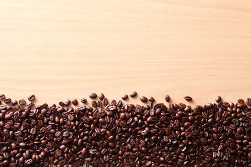 木桌上摆放好的咖啡豆