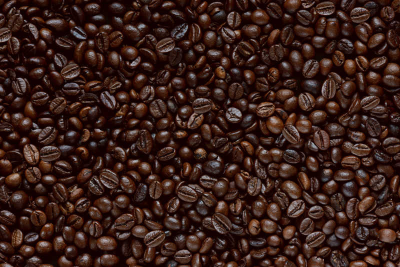 铺满桌面的咖啡豆