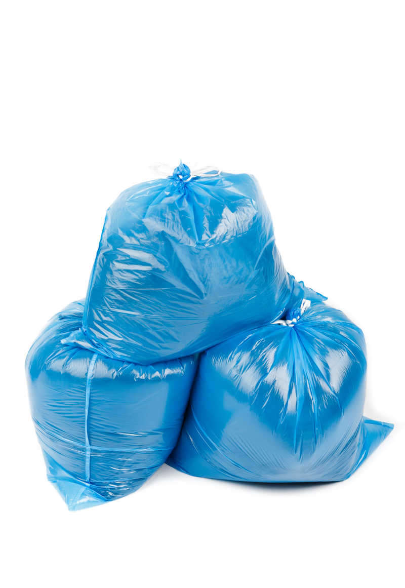 白色背景下叠放在一起的三个蓝色垃圾袋