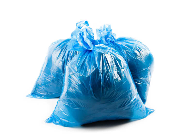 三个蓝色垃圾袋