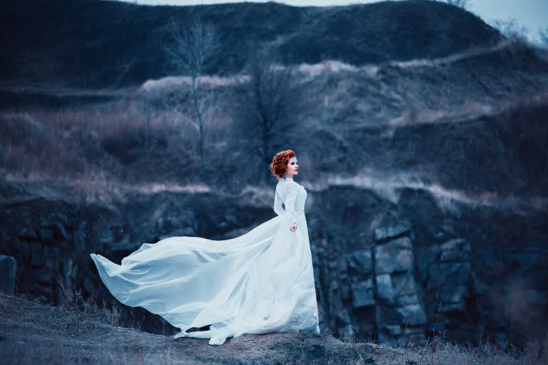 山林间穿白裙的冰雪皇后装扮打的女人